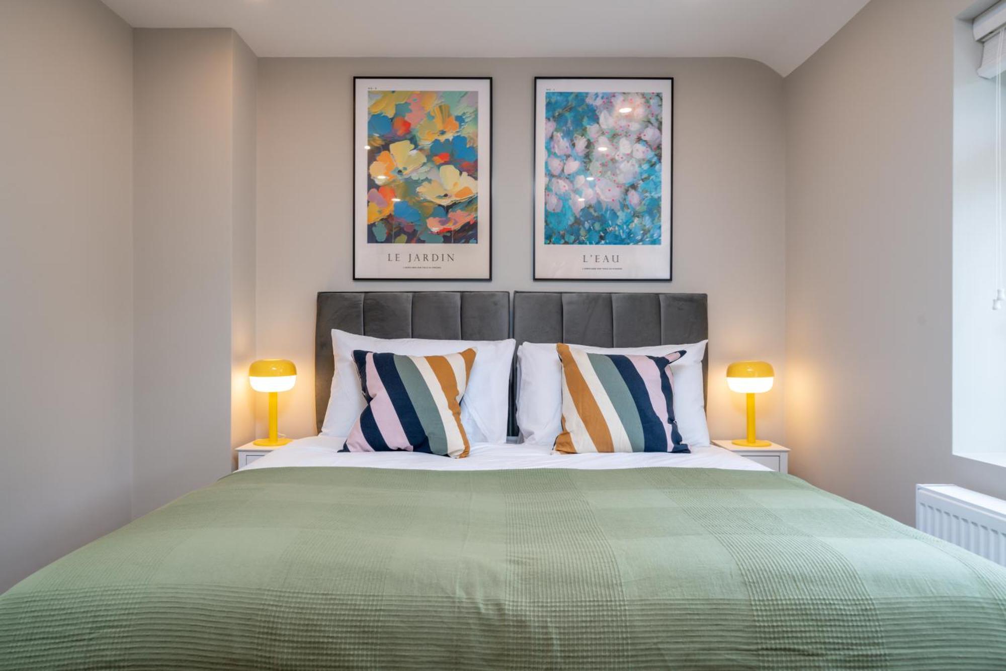 Edgeware 4 Bedroom House-free Parking