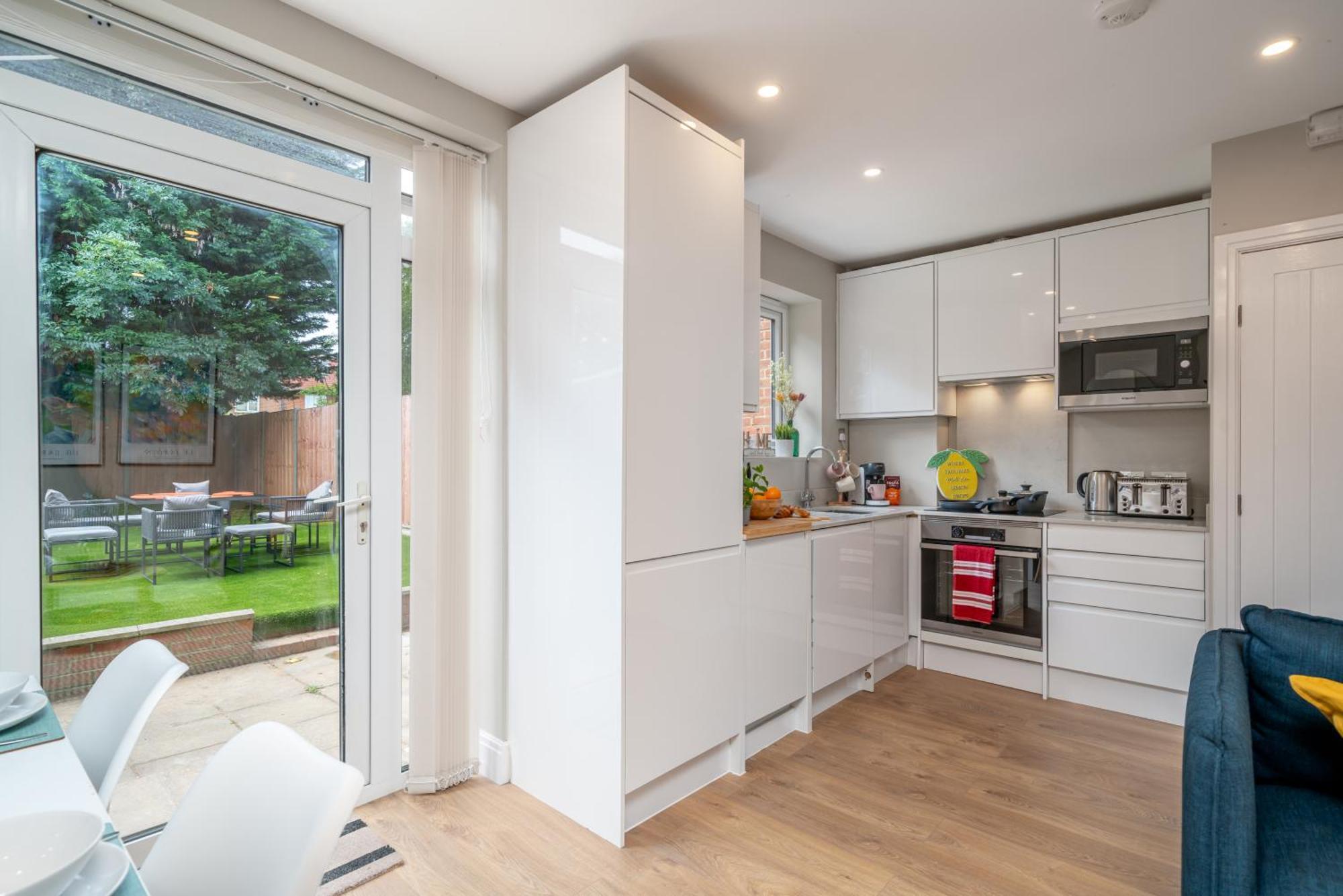 Edgeware 4 Bedroom House-free Parking